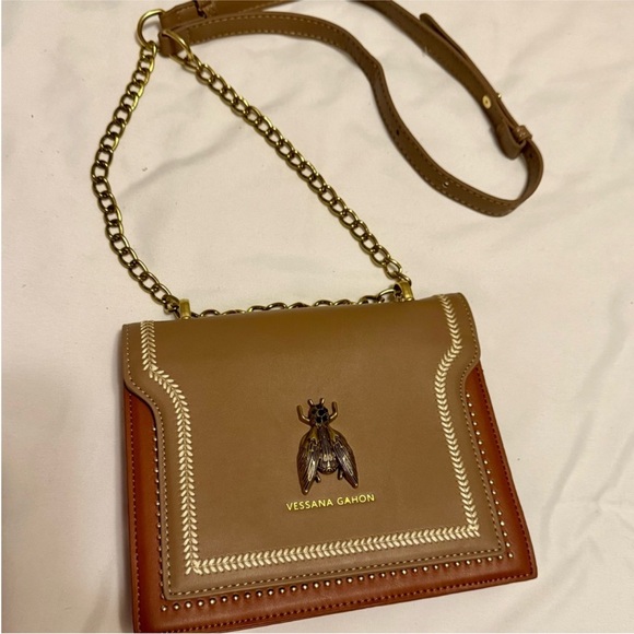 Vessana Gahon Tan Leather Chain Shoulder Bag with Gold and Jewel Beetle - Picture 3 of 6